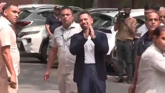 रॉबर्ट वाड्रा समन मिलने पर पैदल पहुंचे ईडी के दफ्तर रॉबर्ट वाड्रा समन मिलने पर पैदल पहुंचे ईडी के दफ्तर