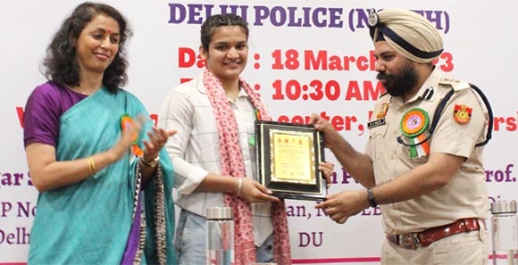 गैर-कॉलेजिएट महिला शिक्षा बोर्ड ने डीयू के नार्थ कैंपस में पुलिस के सहयोग से आयोजित किया &#8220;साइबर सुरक्षा जागरूकता कार्यक्रम&#8221;